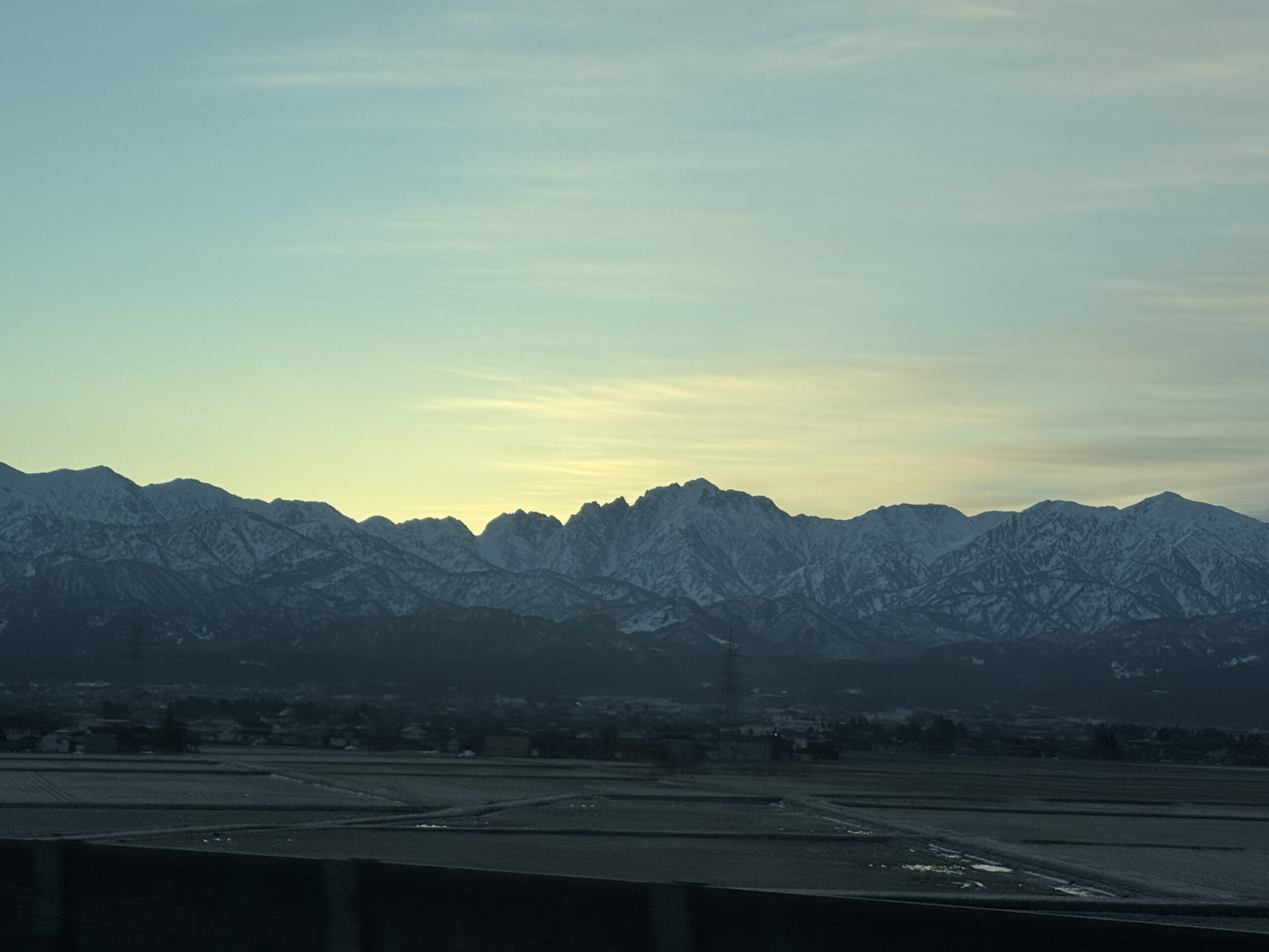 北陸新幹線から見た、朝の立山連峰